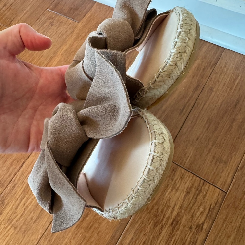 MANEBI HAMPTON FLAT SUEDE BOW SANDAL-VINTAGE TAUPE WOMENS 39/US 9 - Picture 4 of 8